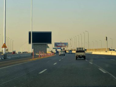 Kahire, Mısır, 8 Haziran 2025: Ulaştırma Bakanlığı tarafından uygulanan Otobüs Hızlı Ulaşım (BRT) projesinin deneme işleminin birinci safhasından itibaren istasyon, mikrobus ve metro 5. hattına bir alternatif.