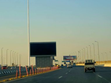 Kahire, Mısır, 8 Haziran 2025: Ulaştırma Bakanlığı tarafından uygulanan Otobüs Hızlı Ulaşım (BRT) projesinin deneme işleminin birinci safhasından itibaren istasyon, mikrobus ve metro 5. hattına bir alternatif.