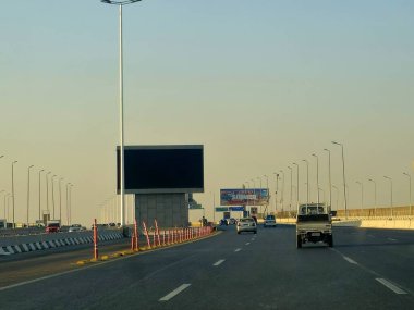 Kahire, Mısır, 8 Haziran 2025: Ulaştırma Bakanlığı tarafından uygulanan Otobüs Hızlı Ulaşım (BRT) projesinin deneme işleminin birinci safhasından itibaren istasyon, mikrobus ve metro 5. hattına bir alternatif.