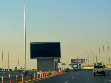 Kahire, Mısır, 8 Haziran 2025: Ulaştırma Bakanlığı tarafından uygulanan Otobüs Hızlı Ulaşım (BRT) projesinin deneme işleminin birinci safhasından itibaren istasyon, mikrobus ve metro 5. hattına bir alternatif.