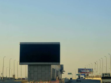 Kahire, Mısır, 8 Haziran 2025: Ulaştırma Bakanlığı tarafından uygulanan Otobüs Hızlı Ulaşım (BRT) projesinin deneme işleminin birinci safhasından itibaren istasyon, mikrobus ve metro 5. hattına bir alternatif.