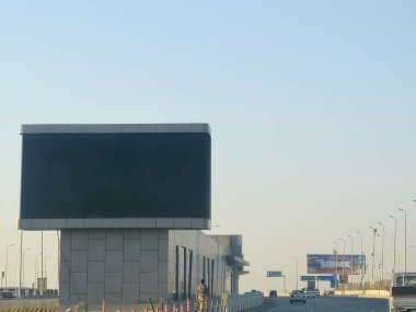 Kahire, Mısır, 8 Haziran 2025: Ulaştırma Bakanlığı tarafından uygulanan Otobüs Hızlı Ulaşım (BRT) projesinin deneme işleminin birinci safhasından itibaren istasyon, mikrobus ve metro 5. hattına bir alternatif.