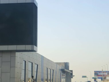 Kahire, Mısır, 8 Haziran 2025: Ulaştırma Bakanlığı tarafından uygulanan Otobüs Hızlı Ulaşım (BRT) projesinin deneme işleminin birinci safhasından itibaren istasyon, mikrobus ve metro 5. hattına bir alternatif.