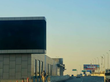 Kahire, Mısır, 8 Haziran 2025: Ulaştırma Bakanlığı tarafından uygulanan Otobüs Hızlı Ulaşım (BRT) projesinin deneme işleminin birinci safhasından itibaren istasyon, mikrobus ve metro 5. hattına bir alternatif.