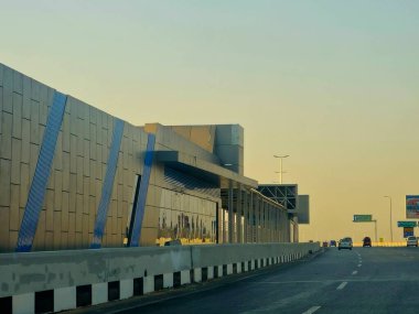 Kahire, Mısır, 8 Haziran 2025: Ulaştırma Bakanlığı tarafından uygulanan Otobüs Hızlı Ulaşım (BRT) projesinin deneme işleminin birinci safhasından itibaren istasyon, mikrobus ve metro 5. hattına bir alternatif.