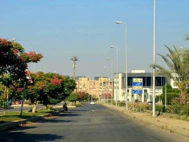 Giza, Mısır, 8 Haziran 2025: Mısır 'ın Şeyh Zayed şehrinde trafik ve cadde manzarası, Mısır' ın Giza Valiliği 'nde bir şehir ve Büyük Kahire kentsel alanının bir kısmı 1995 yılında kuruldu.