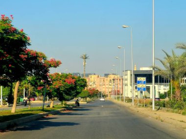 Giza, Mısır, 8 Haziran 2025: Mısır 'ın Şeyh Zayed şehrinde trafik ve cadde manzarası, Mısır' ın Giza Valiliği 'nde bir şehir ve Büyük Kahire kentsel alanının bir kısmı 1995 yılında kuruldu.