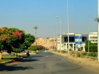 Giza, Mısır, 8 Haziran 2025: Mısır 'ın Şeyh Zayed şehrinde trafik ve cadde manzarası, Mısır' ın Giza Valiliği 'nde bir şehir ve Büyük Kahire kentsel alanının bir kısmı 1995 yılında kuruldu.