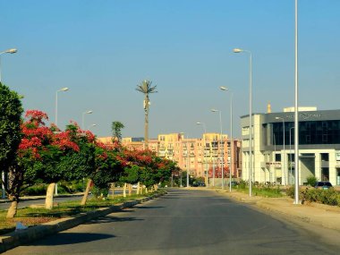 Giza, Mısır, 8 Haziran 2025: Mısır 'ın Şeyh Zayed şehrinde trafik ve cadde manzarası, Mısır' ın Giza Valiliği 'nde bir şehir ve Büyük Kahire kentsel alanının bir kısmı 1995 yılında kuruldu.