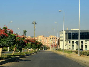 Giza, Mısır, 8 Haziran 2025: Mısır 'ın Şeyh Zayed şehrinde trafik ve cadde manzarası, Mısır' ın Giza Valiliği 'nde bir şehir ve Büyük Kahire kentsel alanının bir kısmı 1995 yılında kuruldu.