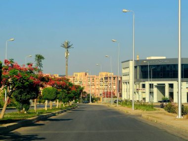 Giza, Mısır, 8 Haziran 2025: Mısır 'ın Şeyh Zayed şehrinde trafik ve cadde manzarası, Mısır' ın Giza Valiliği 'nde bir şehir ve Büyük Kahire kentsel alanının bir kısmı 1995 yılında kuruldu.