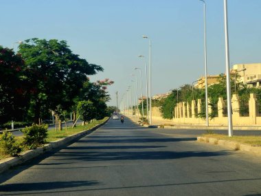 Giza, Mısır, 8 Haziran 2025: Mısır 'ın Şeyh Zayed şehrinde trafik ve cadde manzarası, Mısır' ın Giza Valiliği 'nde bir şehir ve Büyük Kahire kentsel alanının bir kısmı 1995 yılında kuruldu.