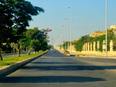 Giza, Mısır, 8 Haziran 2025: Mısır 'ın Şeyh Zayed şehrinde trafik ve cadde manzarası, Mısır' ın Giza Valiliği 'nde bir şehir ve Büyük Kahire kentsel alanının bir kısmı 1995 yılında kuruldu.