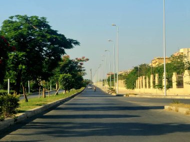 Giza, Mısır, 8 Haziran 2025: Mısır 'ın Şeyh Zayed şehrinde trafik ve cadde manzarası, Mısır' ın Giza Valiliği 'nde bir şehir ve Büyük Kahire kentsel alanının bir kısmı 1995 yılında kuruldu.