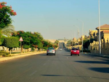 Giza, Mısır, 8 Haziran 2025: Mısır 'ın Şeyh Zayed şehrinde trafik ve cadde manzarası, Mısır' ın Giza Valiliği 'nde bir şehir ve Büyük Kahire kentsel alanının bir kısmı 1995 yılında kuruldu.