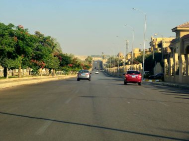 Giza, Mısır, 8 Haziran 2025: Mısır 'ın Şeyh Zayed şehrinde trafik ve cadde manzarası, Mısır' ın Giza Valiliği 'nde bir şehir ve Büyük Kahire kentsel alanının bir kısmı 1995 yılında kuruldu.