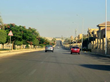 Giza, Mısır, 8 Haziran 2025: Mısır 'ın Şeyh Zayed şehrinde trafik ve cadde manzarası, Mısır' ın Giza Valiliği 'nde bir şehir ve Büyük Kahire kentsel alanının bir kısmı 1995 yılında kuruldu.