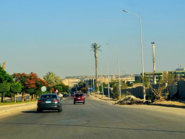 Giza, Mısır, 8 Haziran 2025: Mısır 'ın Şeyh Zayed şehrinde trafik ve cadde manzarası, Mısır' ın Giza Valiliği 'nde bir şehir ve Büyük Kahire kentsel alanının bir kısmı 1995 yılında kuruldu.
