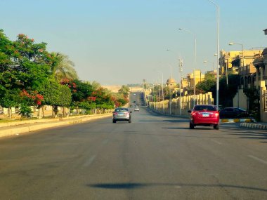 Giza, Mısır, 8 Haziran 2025: Mısır 'ın Şeyh Zayed şehrinde trafik ve cadde manzarası, Mısır' ın Giza Valiliği 'nde bir şehir ve Büyük Kahire kentsel alanının bir kısmı 1995 yılında kuruldu.