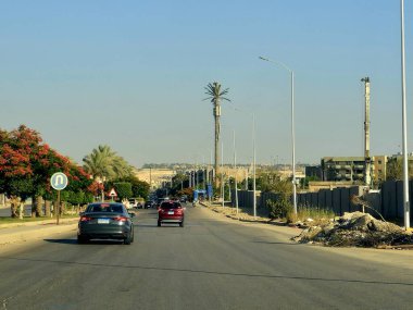 Giza, Mısır, 8 Haziran 2025: Mısır 'ın Şeyh Zayed şehrinde trafik ve cadde manzarası, Mısır' ın Giza Valiliği 'nde bir şehir ve Büyük Kahire kentsel alanının bir kısmı 1995 yılında kuruldu.