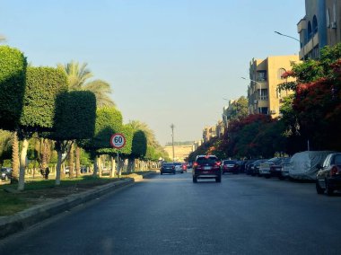 Giza, Mısır, 8 Haziran 2025: Mısır 'ın Şeyh Zayed şehrinde trafik ve cadde manzarası, Mısır' ın Giza Valiliği 'nde bir şehir ve Büyük Kahire kentsel alanının bir kısmı 1995 yılında kuruldu.