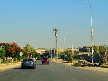 Giza, Mısır, 8 Haziran 2025: Mısır 'ın Şeyh Zayed şehrinde trafik ve cadde manzarası, Mısır' ın Giza Valiliği 'nde bir şehir ve Büyük Kahire kentsel alanının bir kısmı 1995 yılında kuruldu.