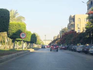 Giza, Mısır, 8 Haziran 2025: Mısır 'ın Şeyh Zayed şehrinde trafik ve cadde manzarası, Mısır' ın Giza Valiliği 'nde bir şehir ve Büyük Kahire kentsel alanının bir kısmı 1995 yılında kuruldu.