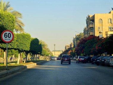 Giza, Mısır, 8 Haziran 2025: Mısır 'ın Şeyh Zayed şehrinde trafik ve cadde manzarası, Mısır' ın Giza Valiliği 'nde bir şehir ve Büyük Kahire kentsel alanının bir kısmı 1995 yılında kuruldu.