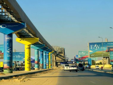 Giza, Mısır, 8 Haziran 2025: Arap müteahhitler tarafından yapılan gizli tek raylı site, 26 Temmuz ekseni üzerindeki monoray sütunlarında reklamlar ve propaganda kampanyaları, hızlı ulaşım sistemi