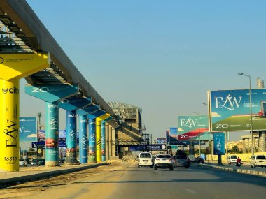 Giza, Mısır, 8 Haziran 2025: Sütunları ve rayları 26 Temmuz 'da olan Arap müteahhitler tarafından inşa edilen Giza tek raylı istasyonu, hızlı ulaşım sistemi, en uzun tek raylı sürücü