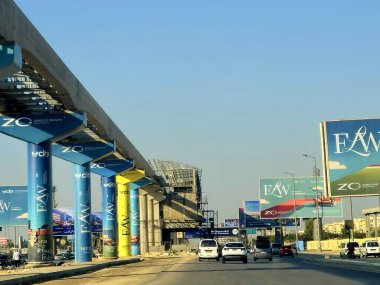 Giza, Mısır, 8 Haziran 2025: Sütunları ve rayları 26 Temmuz 'da olan Arap müteahhitler tarafından inşa edilen Giza tek raylı istasyonu, hızlı ulaşım sistemi, en uzun tek raylı sürücü