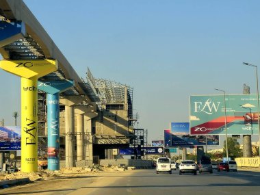 Giza, Mısır, 8 Haziran 2025: Sütunları ve rayları 26 Temmuz 'da olan Arap müteahhitler tarafından inşa edilen Giza tek raylı istasyonu, hızlı ulaşım sistemi, en uzun tek raylı sürücü