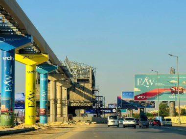 Giza, Mısır, 8 Haziran 2025: Sütunları ve rayları 26 Temmuz 'da olan Arap müteahhitler tarafından inşa edilen Giza tek raylı istasyonu, hızlı ulaşım sistemi, en uzun tek raylı sürücü