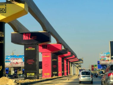 Giza, Mısır, 8 Haziran 2025: Arap müteahhitler tarafından yapılan gizli tek raylı site, 26 Temmuz ekseni üzerindeki monoray sütunlarında reklamlar ve propaganda kampanyaları, hızlı ulaşım sistemi