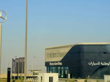 Giza, Mısır, 8 Haziran 2025: Mercedes-Benz Mısır, 1926 yılında Stuttgart, Almanya merkezli bir Alman lüks ve ticari araç otomotiv markası.