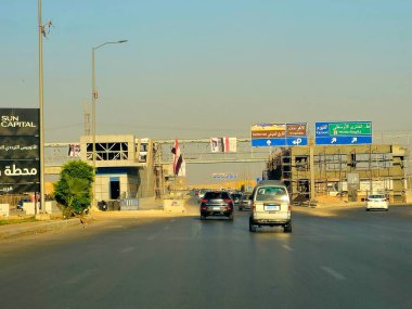 Giza, Mısır, 8 Haziran 2025: GIECO Gharably Integrated Engineering Company 'nin turizm rotasındaki BRT Otobüs Hızlı Geçiş İstasyonu, Ulaştırma Bakanlığı, halka yolunda önemli bir Mısır projesi