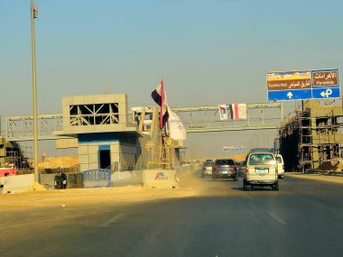 Giza, Mısır, 8 Haziran 2025: GIECO Gharably Integrated Engineering Company 'nin turizm rotasındaki BRT Otobüs Hızlı Geçiş İstasyonu, Ulaştırma Bakanlığı, halka yolunda önemli bir Mısır projesi