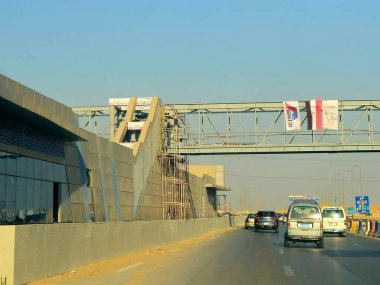 Giza, Mısır, 8 Haziran 2025: GIECO Gharably Integrated Engineering Company 'nin turizm rotasındaki BRT Otobüs Hızlı Geçiş İstasyonu, Ulaştırma Bakanlığı, halka yolunda önemli bir Mısır projesi