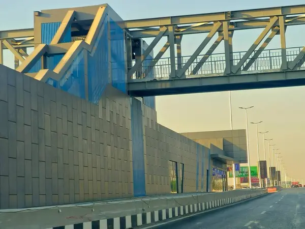 Kahire, Mısır, 8 Haziran 2025: Ulaştırma Bakanlığı tarafından uygulanan, Ulaştırma Bakanlığı ve 5. metro hattına alternatif olarak, Otobüs Hızlı Ulaşım (BRT) projesinin deneme işleminde olan bir çalışma istasyonu