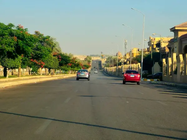 Giza, Mısır, 8 Haziran 2025: Mısır 'ın Şeyh Zayed şehrinde trafik ve cadde manzarası, Mısır' ın Giza Valiliği 'nde bir şehir ve Büyük Kahire kentsel alanının bir kısmı 1995 yılında kuruldu.