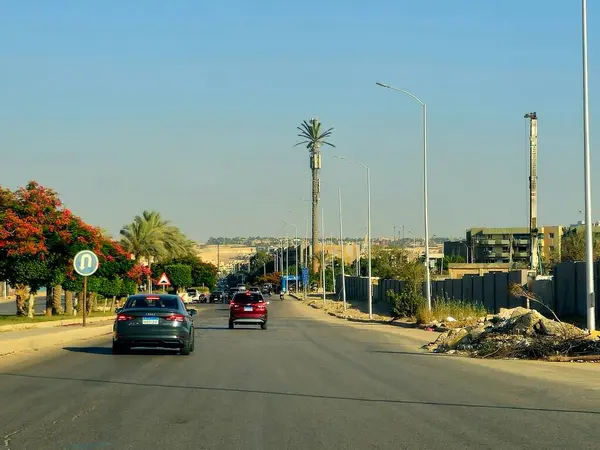 Giza, Mısır, 8 Haziran 2025: Mısır 'ın Şeyh Zayed şehrinde trafik ve cadde manzarası, Mısır' ın Giza Valiliği 'nde bir şehir ve Büyük Kahire kentsel alanının bir kısmı 1995 yılında kuruldu.
