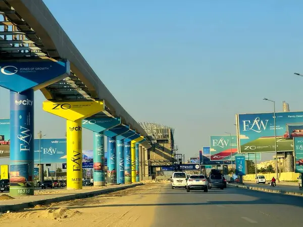 Giza, Mısır, 8 Haziran 2025: Arap müteahhitler tarafından yapılan gizli tek raylı site, 26 Temmuz ekseni üzerindeki monoray sütunlarında reklamlar ve propaganda kampanyaları, hızlı ulaşım sistemi
