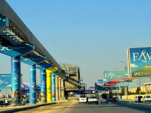 Giza, Mısır, 8 Haziran 2025: Sütunları ve rayları 26 Temmuz 'da olan Arap müteahhitler tarafından inşa edilen Giza tek raylı istasyonu, hızlı ulaşım sistemi, en uzun tek raylı sürücü