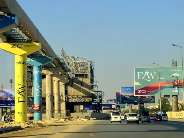 Giza, Mısır, 8 Haziran 2025: Sütunları ve rayları 26 Temmuz 'da olan Arap müteahhitler tarafından inşa edilen Giza tek raylı istasyonu, hızlı ulaşım sistemi, en uzun tek raylı sürücü