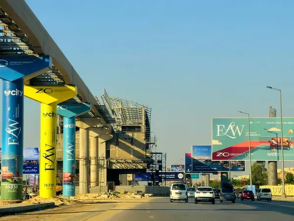 Giza, Mısır, 8 Haziran 2025: Sütunları ve rayları 26 Temmuz 'da olan Arap müteahhitler tarafından inşa edilen Giza tek raylı istasyonu, hızlı ulaşım sistemi, en uzun tek raylı sürücü