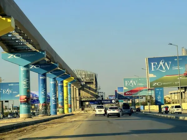 Giza, Mısır, 8 Haziran 2025: Sütunları ve rayları 26 Temmuz 'da olan Arap müteahhitler tarafından inşa edilen Giza tek raylı istasyonu, hızlı ulaşım sistemi, en uzun tek raylı sürücü