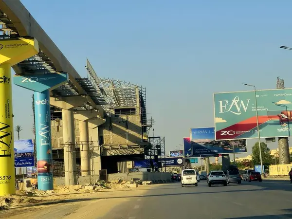 Giza, Mısır, 8 Haziran 2025: Sütunları ve rayları 26 Temmuz 'da olan Arap müteahhitler tarafından inşa edilen Giza tek raylı istasyonu, hızlı ulaşım sistemi, en uzun tek raylı sürücü
