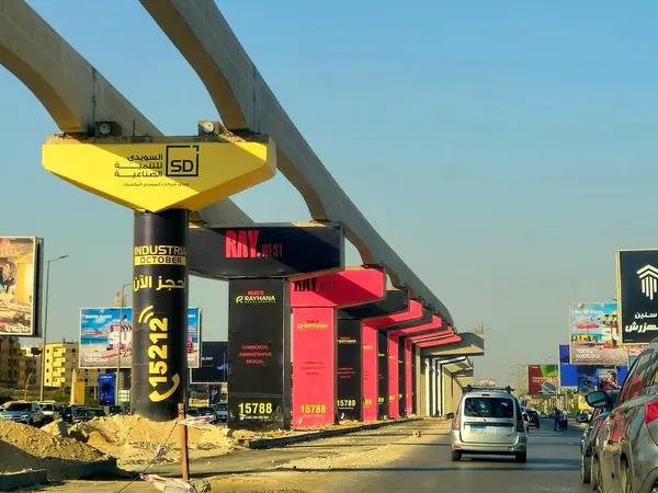 Giza, Mısır, 8 Haziran 2025: Arap müteahhitler tarafından yapılan gizli tek raylı site, 26 Temmuz ekseni üzerindeki monoray sütunlarında reklamlar ve propaganda kampanyaları, hızlı ulaşım sistemi