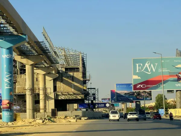 Giza, Mısır, 8 Haziran 2025: Sütunları ve rayları 26 Temmuz 'da olan Arap müteahhitler tarafından inşa edilen Giza tek raylı istasyonu, hızlı ulaşım sistemi, en uzun tek raylı sürücü