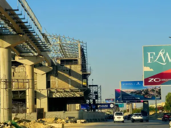 Giza, Mısır, 8 Haziran 2025: Sütunları ve rayları 26 Temmuz 'da olan Arap müteahhitler tarafından inşa edilen Giza tek raylı istasyonu, hızlı ulaşım sistemi, en uzun tek raylı sürücü